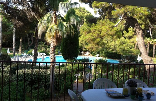Giens Apartment | Feet in Giens water in a seaside garden
