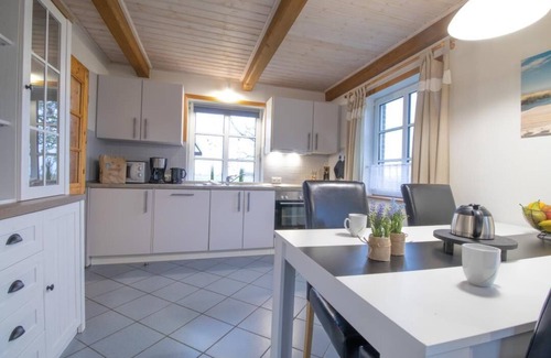 Fahretoft House | Ferienhaus Möwe, Doppelhaushälfte für bis zu 4 Personen mit Garten und Sauna, Hunde Erlaubt!