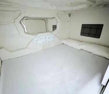 Canillas Hostel | Hostel Space Capsule