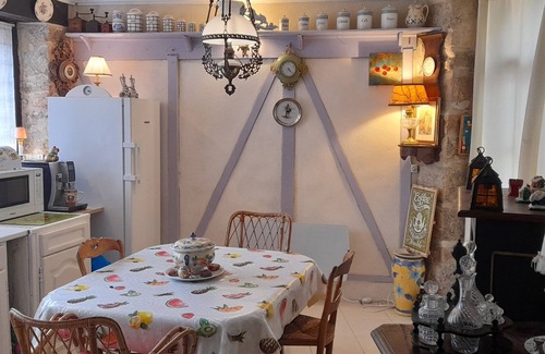 Carennac Bed & Breakfast | Jardin - SPA - Cour du Prieure - sur 50 m2 - Chambre et Attenant le Patio +spa