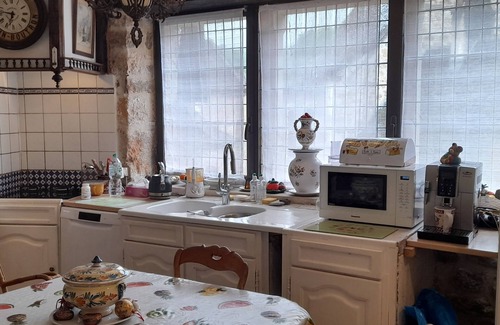Carennac Bed & Breakfast | Jardin - SPA - Cour du Prieure - sur 50 m2 - Chambre et Attenant le Patio +spa