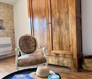 Saint-Genies-de-Malgoires House | La Maison Des Autres, piscine chauffée, chambres d'hôtes proches Uzès, Nîmes, Pont du Gard, Table d'hôtes d'octobre à fin avril sur réservation