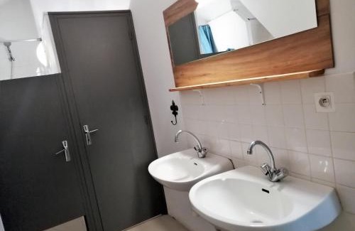Merindol Hostel | La Roselière