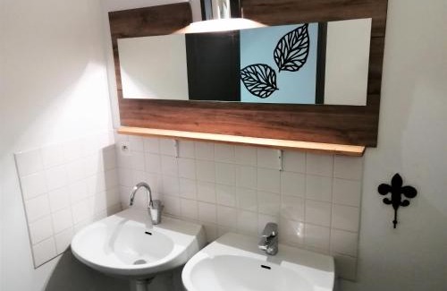 Merindol Hostel | La Roselière