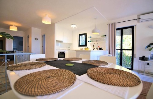 Buenas Noches Apartment | Large Sea View 3 Bed Apt, Shared Pool, Beach Opposite, Aircon, WiFi