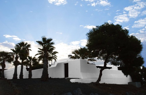 Costa Teguise Villa | Los Helechos, Charming villa, pool with hydromassage and a large covered terrace