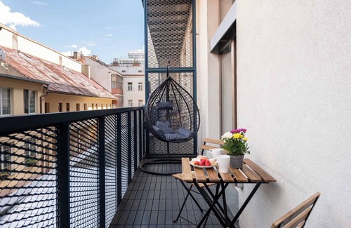 Karlin Apartment | Modern Loft with Balcony Close to City Center