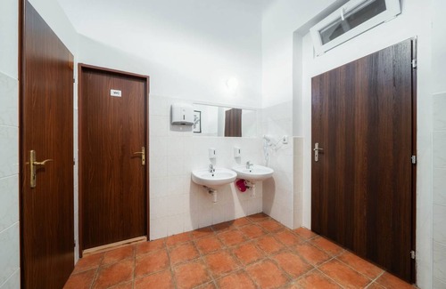 Zizkov House | Motel ∙ 8 guests