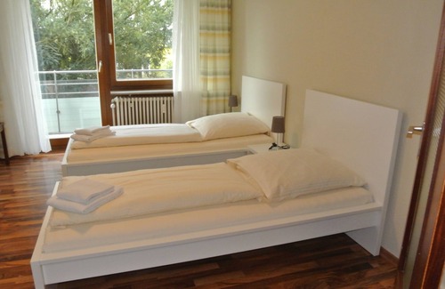 Ruit auf den Fildern Hostel | One-room apartment, balcony and small kitchen