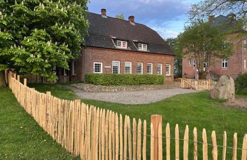 Rabenholz Apartment | Ostseeurlaub auf Gutshof mit Kamin, Sauna und eingezäuntem Garten
