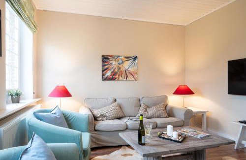 Rabenholz Apartment | Ostseeurlaub auf Gutshof mit Kamin, Sauna und eingezäuntem Garten