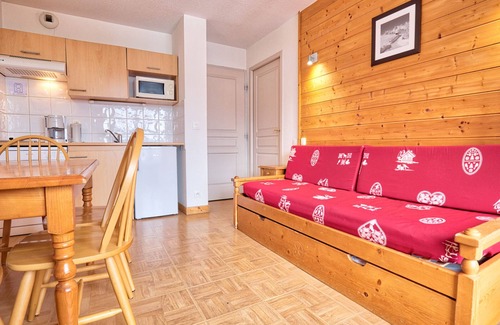 Flumet Apartment | Ski-In/Ski-Out Apartment with Pool near Espace Diamant