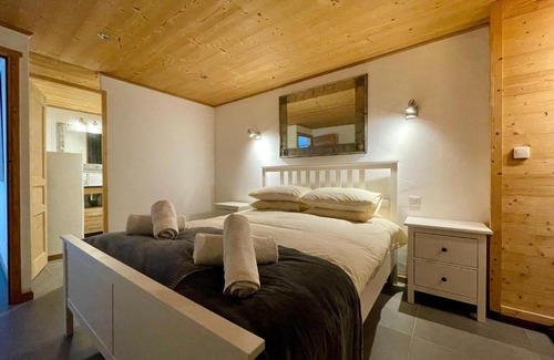Le Lavachet Apartment | Ski in-Ski out! Spacious & Stylish Apartment for 8 in the heart of Lavachet