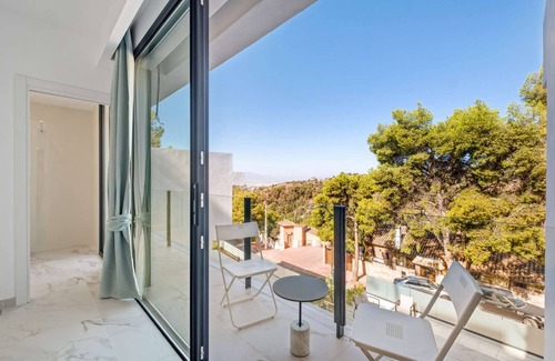 Pinares de San Anton Villa | Spacious 5 Bedrooms villa with swimming pool, views to mountain