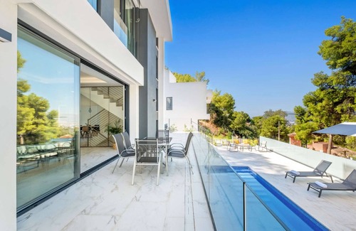 Pinares de San Anton Villa | Spacious 5 Bedrooms villa with swimming pool, views to mountain