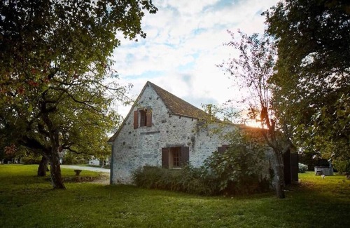 Saint-Cernin-de-Labarde Villa | Under skies that arch from field to forest