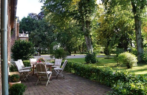 Rabenholz Apartment | Unter Parkbäumen mit Kamin, Eingezäuntem Garten und Sauna: Unsere Alte Meierei Gut Priesholz