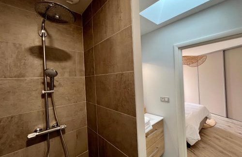 Genas Villa | Villa Gaïa - 2 suites lits King size et salles de bain privatives - parking privé - 10 minutes Eurexpo - Aéroport - Groupama Stadium