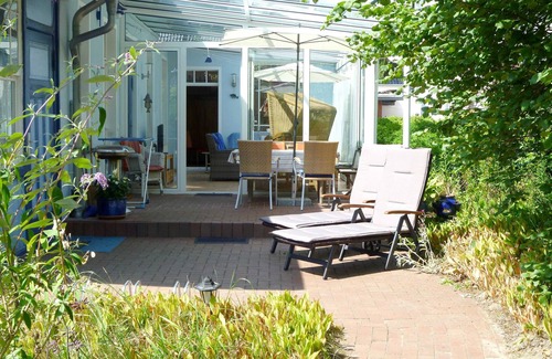 Koserow Apartment | Villa Venezia, detached with idyllic garden, deck chairs - Villa Venezia, gr. Conservatory, garden, beach 300 m, WiFi
