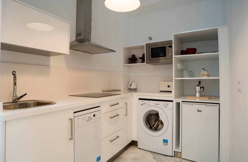 Santa Catalina Apartment | 19th-century house, central Seville, 2 bedrooms, balcony, equipped kitchen, air conditioning, WiFi