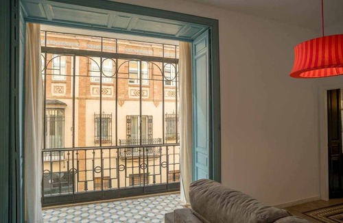 Santa Catalina Apartment | 19th-century house, central Seville, 2 bedrooms, balcony, equipped kitchen, air conditioning, WiFi