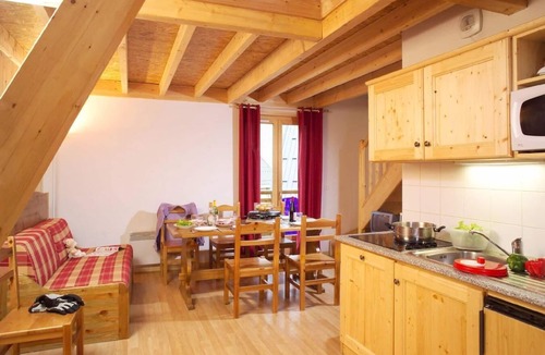 Saint-Sorlin-d'Arves Apartment | 200m from ski slopes, fitness, swimming pool, terrace, balcony, parking, 80-90m²