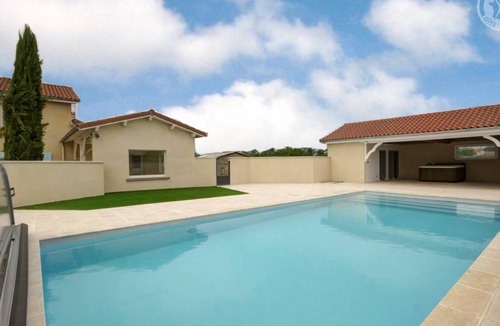 Chalain-le-Comtal Cottage | 230 m² Cabin ∙ 4 bedrooms ∙ 10 guests