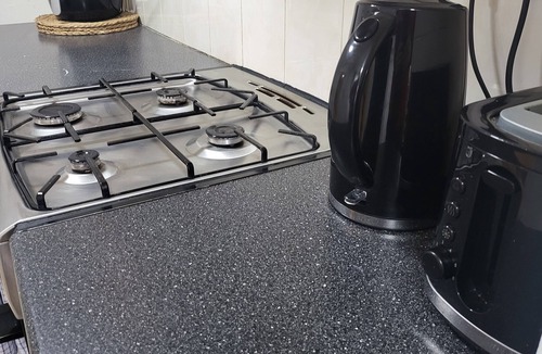 Wolverhampton House | 3-Bed Detached Home. Contractors & Families. Quiet cul-de-sac. Parking.