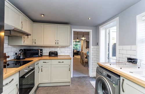Poole House | 3 Bed Recently refurbed, quiet & private location,5 mins from sandbanks Beaches