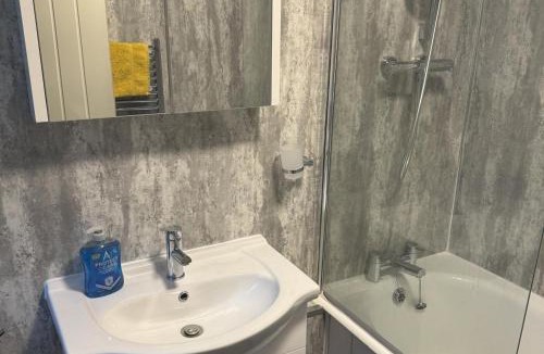 Wolverhampton House | 3 Bed-Sleeps 5- Garden-Pets-Parking