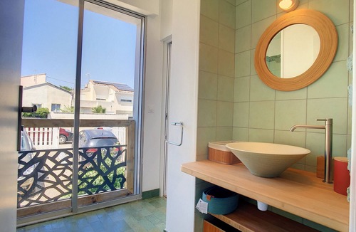 Carnon-Plage Apartment | 3-Bedroom F4 Apartment with Terrace, Parking - On the Beach