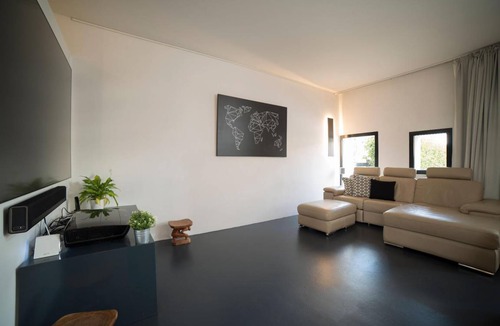 Saint-Genis-Pouilly House | 350 m² House ∙ 5 bedrooms ∙ 12 guests