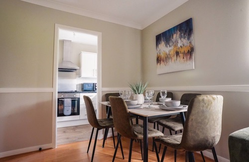 Coatbridge Apartment | 3BR Flat By Caledonia Luxe Stays Coatbridge Sleeps