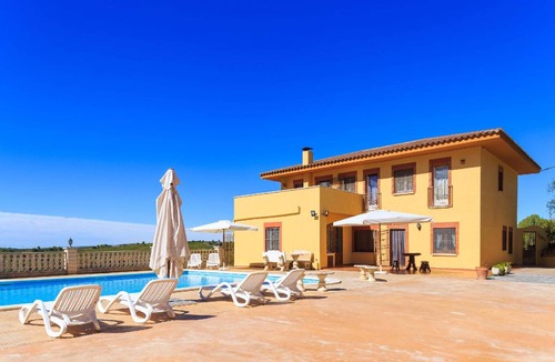 Castellet i la Gornal House | 400 m² House ∙ 7 bedrooms ∙ 17 guests