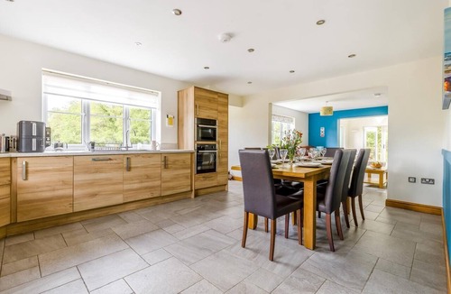 Aldborough Cottage | 5 Bed in Hanworth Common (oc-1650)