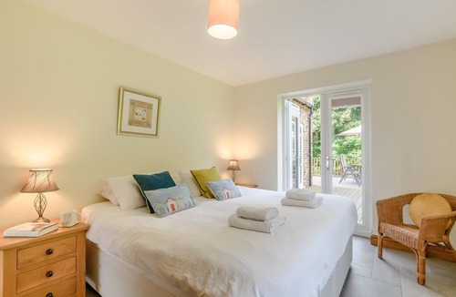 Aldborough Cottage | 5 Bed in Hanworth Common (oc-1650)