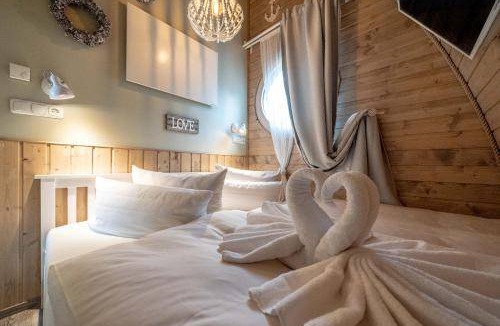 Parey Boat Rental | 62 m² Houseboat ∙ 2 bedrooms ∙ 4 guests