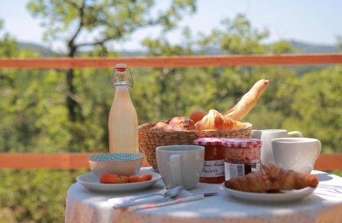 Saint-Paulet-de-Caisson Bed & Breakfast | 80 m² Bed and breakfast ∙ 2 bedrooms ∙ 5 guests