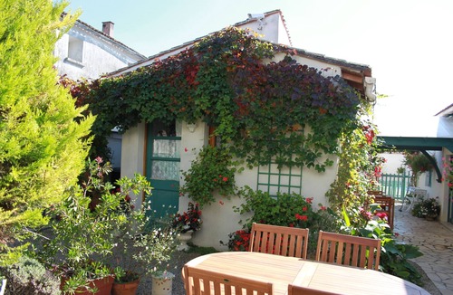 Beauvais sur Matha Cabin | A Charming Charentaise Converted Barn with courtyard garden and barbecue