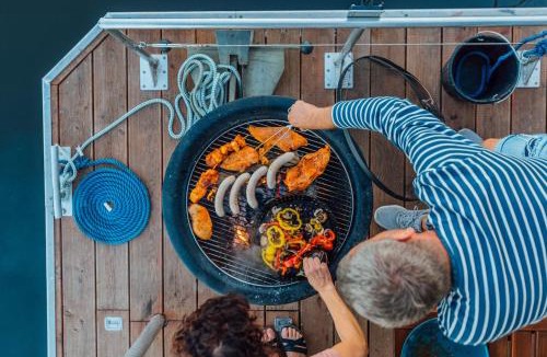 Anklam Boat Rental | Abenteuer Flusslandschaft - Hausboot fest vertäut in Anklam