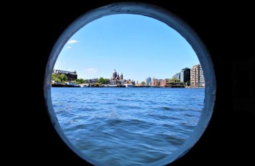 Amsterdam City Centre Boat Rental | AmicitiA