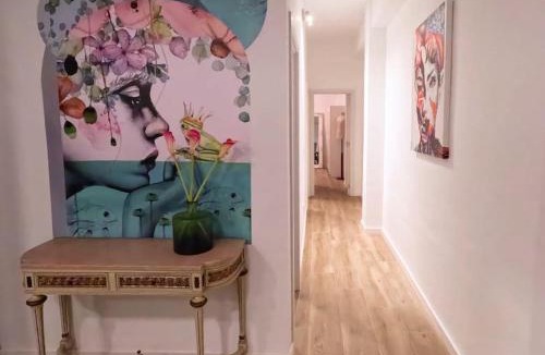 En Corts Apartment | Amplio y colorido piso