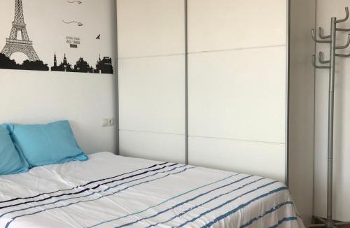 Torremolinos City Centre Apartment | APARTAMENTO ESTUDIO LOFT en el Centro para 3 o 4 Personas Cama doble y sofá cama Check in a partir de las 15 y 30 min pm , check out hasta las 12 h con wifi Piscina impresionante con tumbonas y bar abierto de 12 a 20 pm Parking gratuito muy cercano