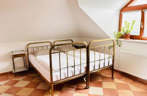 Orech Apartment | Apartmán se zahradou 20 minut do centra Prahy