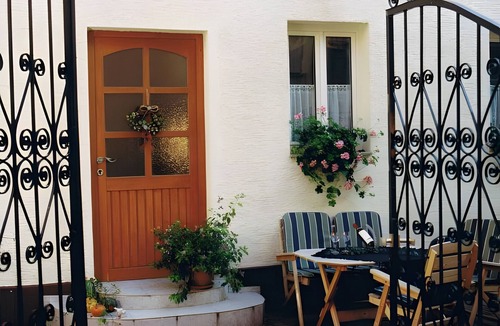 Old Town Apartment | Apartment '1' with Shared Courtyard