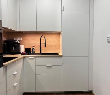 Zizkov Apartment | Apartment A l Modern Stay with Parking