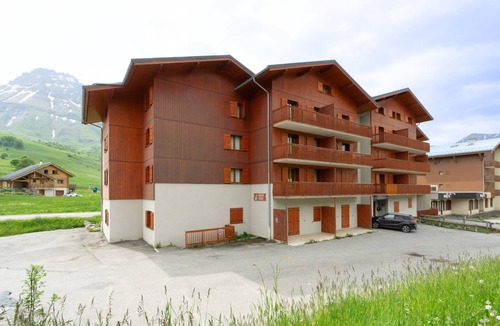 Albiez-le-Vieux Apartment | Apartment 'Albiez' with Mountain View, Shared Pool and Wi-Fi