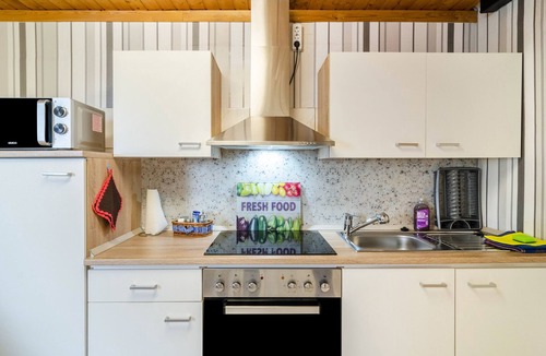 Hilmarsum Apartment | Apartment 'Djuren' with Private Terrace, Shared Garden and Wi-Fi