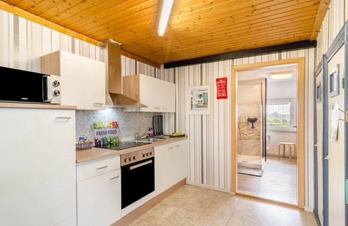 Hilmarsum Apartment | Apartment 'Djuren' with Private Terrace, Shared Garden and Wi-Fi