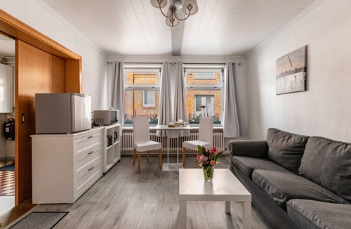 Wesselburen Apartment | Apartment 'Das Weiße Stadthaus' with Wi-Fi